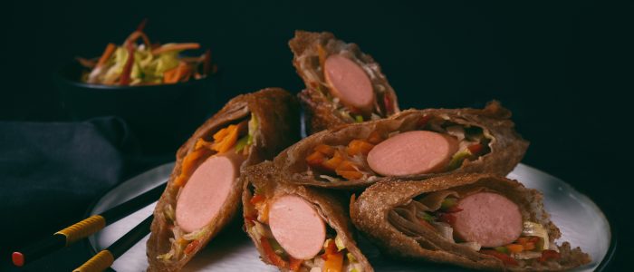 Пълнозърнест рап с кренвирши и зеленчуци