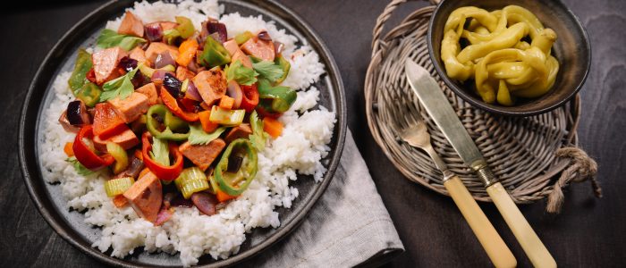 Бял ориз с хамбургски салам и сотирани зеленчуци
