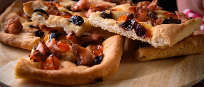 Фокача с маслини, сушени домати и кренвирши