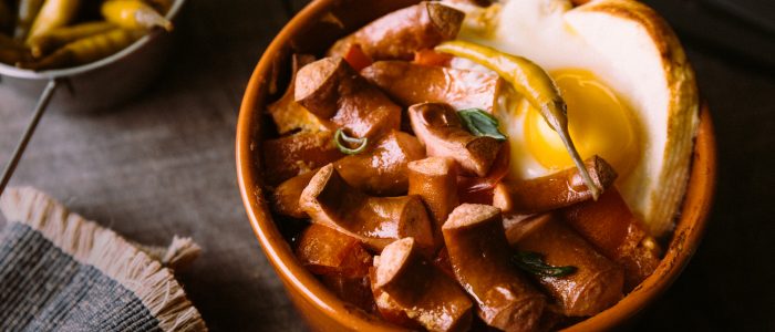 Класическо гювече с кренвирши и люта чушка